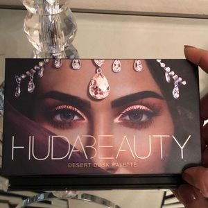 HUDA Beauty Desert Dusk Pallet - 💯 authentic.